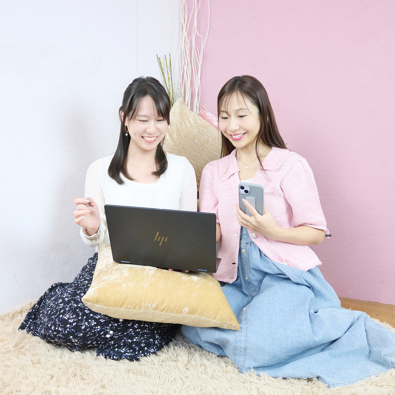 3人の女性がパソコンで作業している手元を上から撮影した写真